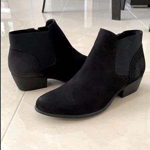 NWOT Steve Madden Black Leather Low Heel Ankle Boots